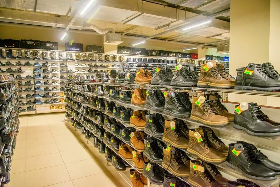 магазин стоковой одежды. магазин мужской обуви. магазин обуви. магазин. планета одежды и обуви.