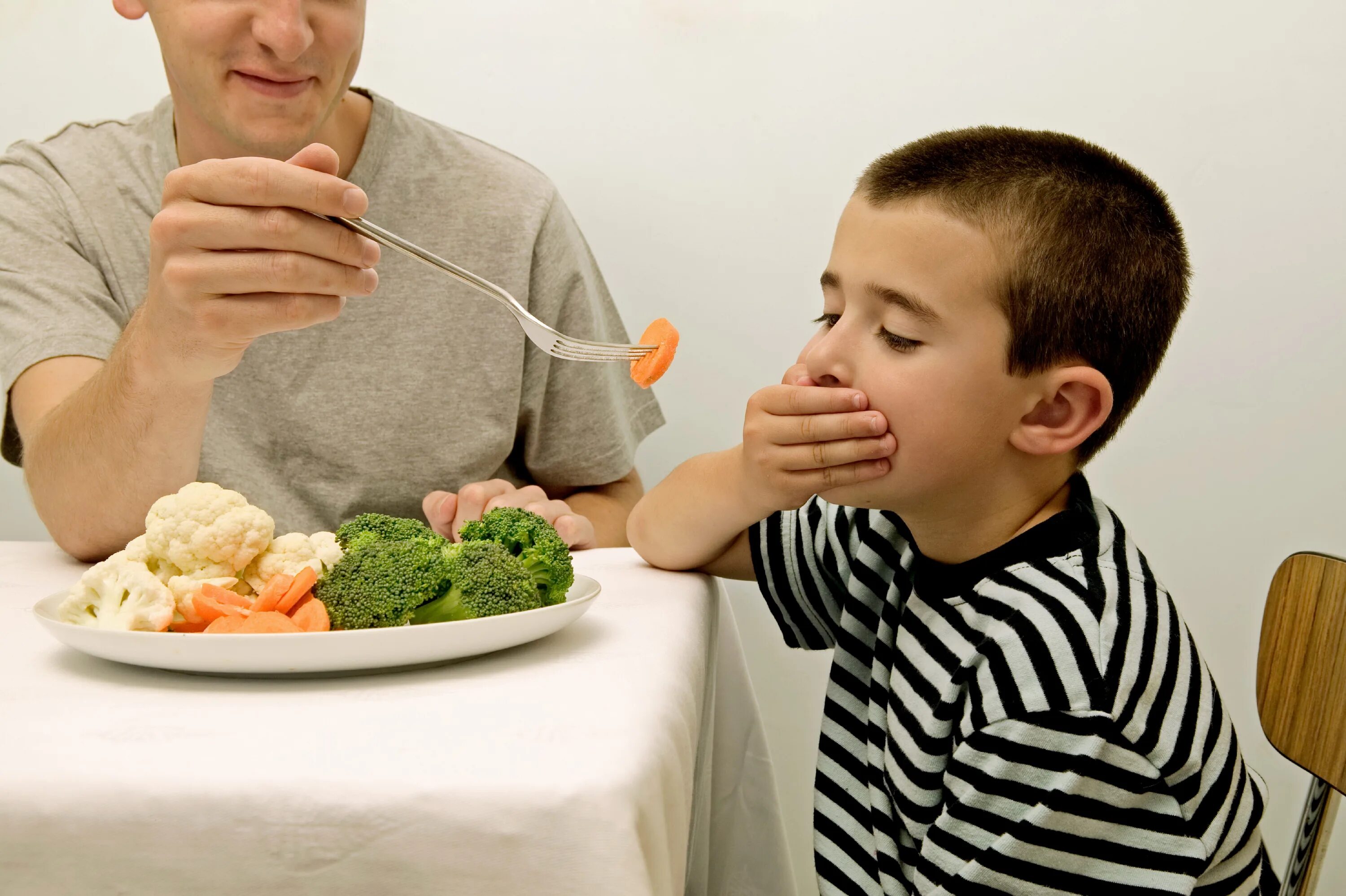 Если хотите стать сильными детки ешьте. Ребенок не хочет есть. Привередлив в еде. Ребенок кушает. Ребенок отказывается от еды.