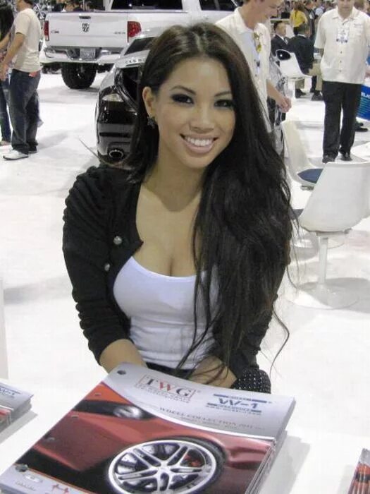 Babes show. Sema show 2010. Грудастые девушки с автовыставок. Девушки Sema show. Тюнинг шоу 2010.