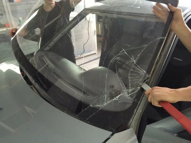 Замена стекла приоре. Стекла приора. Приора вклейка лобового стекла. Вставка лобового стекла приора. Замена стекла приоре.