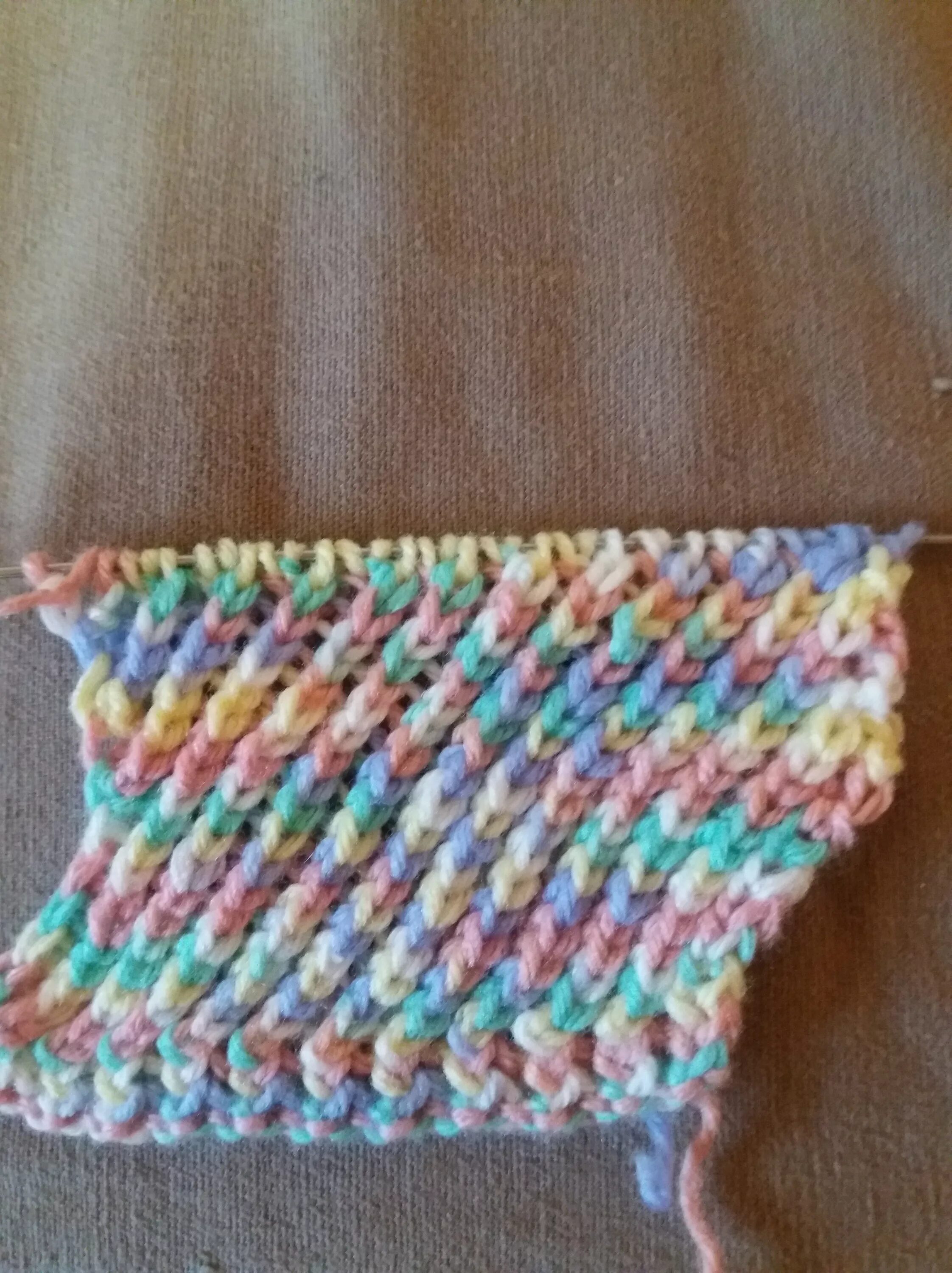 Косая резинка. Резинка для носков спицами. Резинка с наклонными петлями. Косая резинка. Косая резинка.