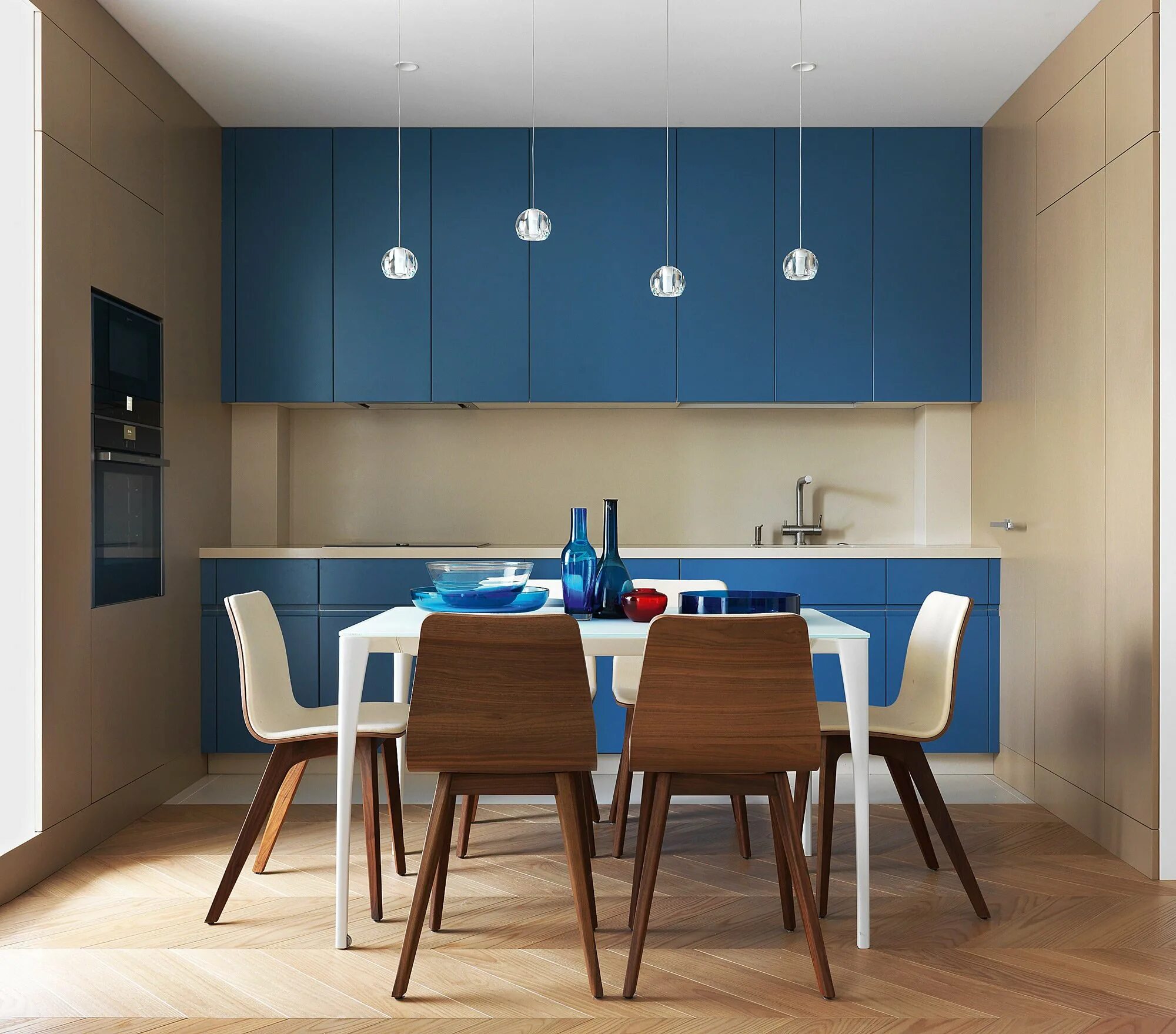 Синяя кухня. Сине бежевая кухня. Синяя кухня в интерьере. Кухня в сине бежевых тонах. Синие стены на кухне.
