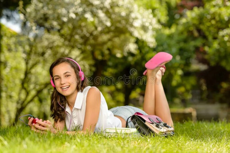 Grass listening. Тапта. girl lying on grass. laughing student girl. человек слушает растение.