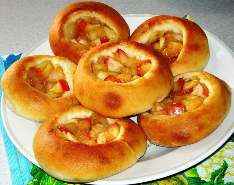 Пирожки из разного теста. Ватрушка с яблоками. ватрушки с яблоками из дрожжевого теста. пирожки с яблоками из дрожжевого теста. начинка для ватрушек.