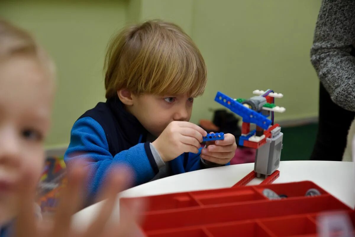 Kids robots. Kids робототехника. робокидс. клуб робототехники. kids doing robotics.