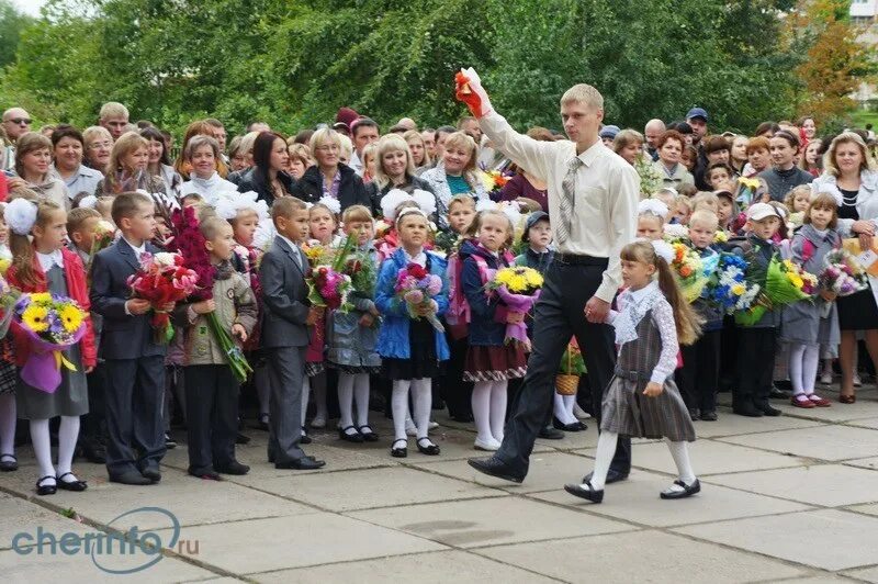1 сентября череповец. Школа 2 череповец. школа 1 череповец. первоклассники вологда. линейка 1 сентября школа 17 череповец.