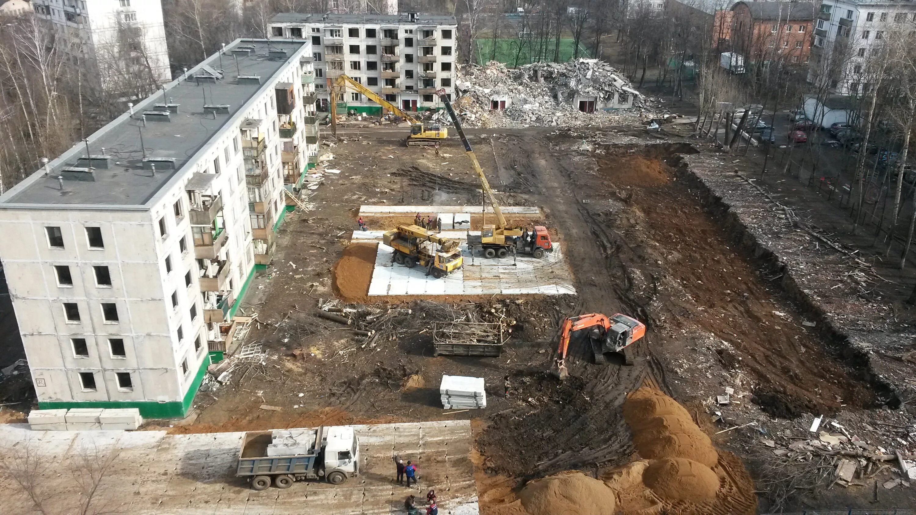 Расселения многоквартирного дома. Стройка многоэтажного дома. Панельный дом стройка. Панельный многоэтажный дом стройка. Современное панельное домостроение.