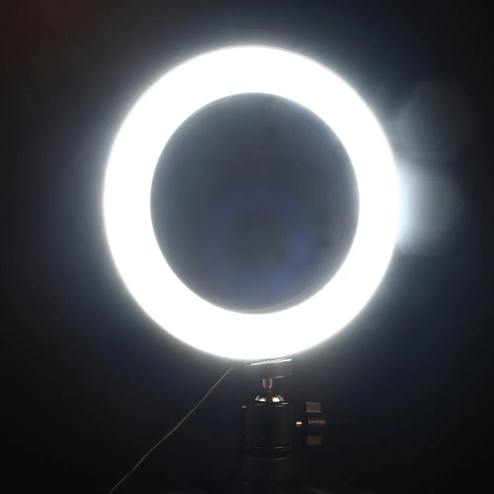 Кольцевая лампа горит. Лампа кругового освещения. Кольцевая лампа ring fill light 30 см. Круглая неоновая лампа. Кольцевая лампа горит.