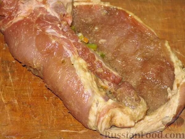 Корейка фаршированная буквой р. Корейка фаршированная. Рулет из корейки на кости. Корейка фаршированная. Свиная корейка на кости жареная.