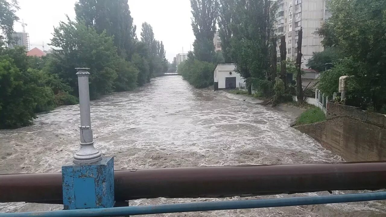 Симферополь без воды. Салгир наводнение. Салгир вышел из берегов. Салгир вышел из берегов Симферополь. Забор воды для Крымского канала.