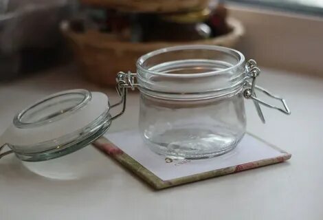 Банка с открытой крышкой