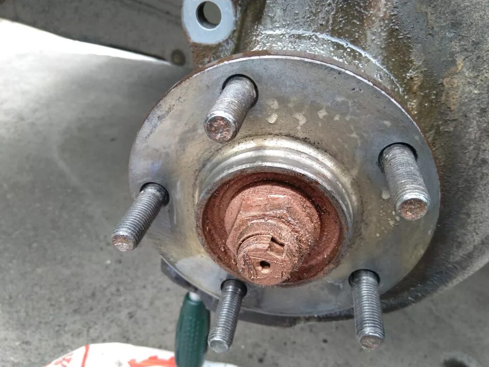 Затяжка гайки задней ступицы. Ступичный передний zd53s. Регулировка подшипников ступиц колес камаз 5320. Гайка на передней ступице mitsubishi outlander 3. Шевроле реззо задний подшипник ступицы.