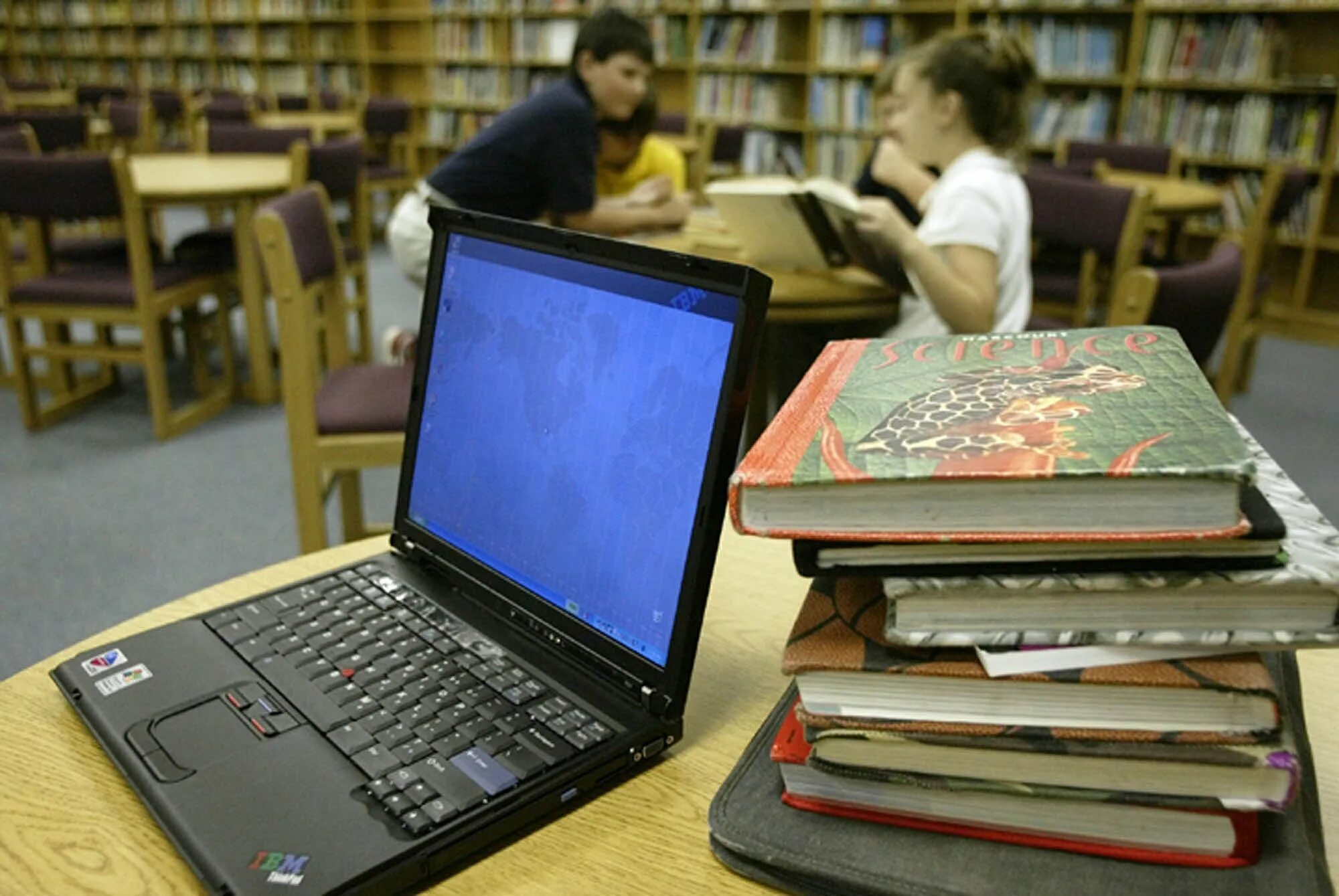 Человек компьютер книга. Компьютер и книги. Ноутбук в библиотеке. ПК В библиотеке. Интернет библиотека.