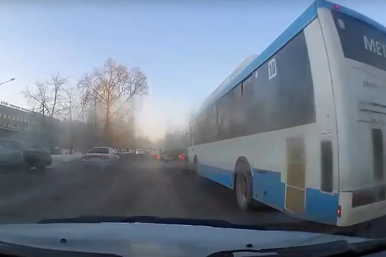 Автобус пропустил остановку. 28 автобус новосибирск. автобусник. должен ли водитель пропускать автобус отъезжающий от остановки.