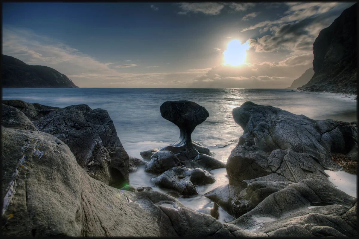 Скала Канненстейнен. Kannesteinen в Норвегии. Камни в воде. Море точит камни. Почему вода камень точит