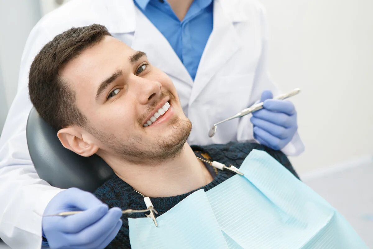 Лечение зубов цена отзывы. Стоматолог и пациент. Прием у стоматолога. Сайт стоматологии.