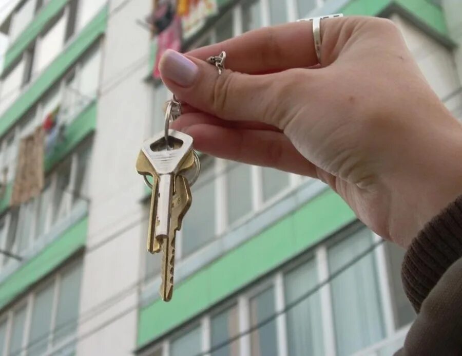 Дети приватизация жилья. Ключи от квартиры. Ключи от новой квартиры. Получили ключи от квартиры. Ключи от квартиры жилье.