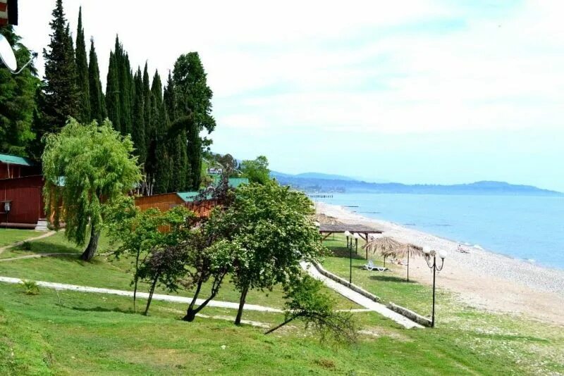 Новый афон отдых 2024 цены на берегу. Курортный комплекс Камарит Абхазия. Абхазия новый Афон отель Камарит. Камарит пляж Абхазия новый Афон. Г новый Афон ул Лакоба 21а.