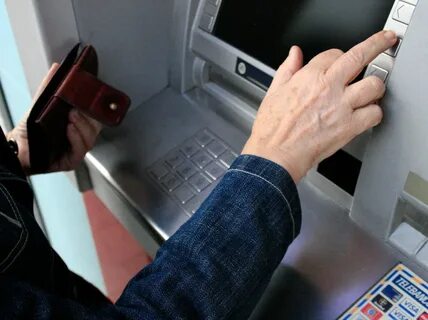 Выдала деньги мошеннику