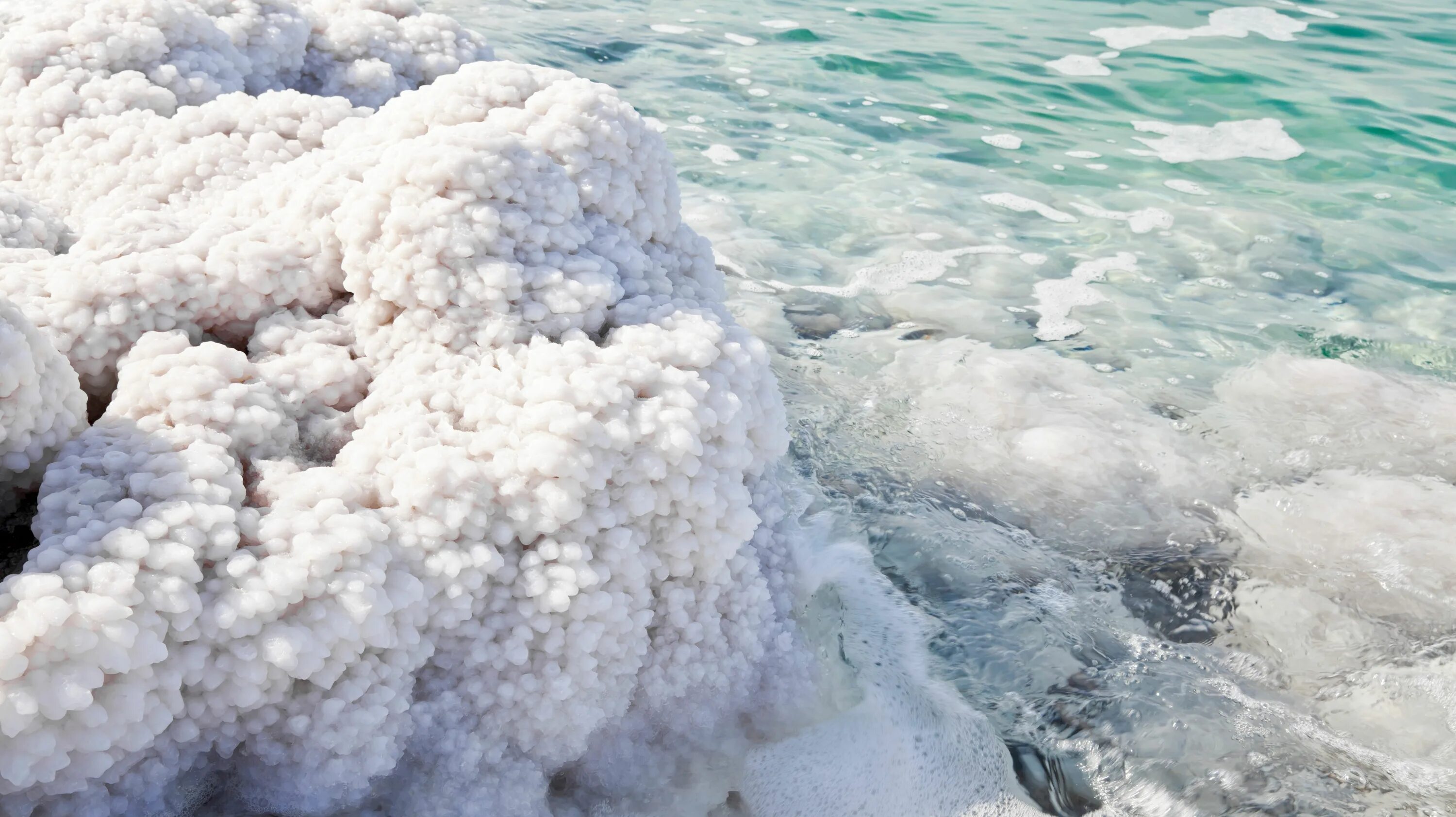 Получают из морской воды. Кристаллы соли мертвого моря. Морская соль мертвого моря. Соль из мертвого моря. Соль «мёртвое море». Пищевая морская соль.