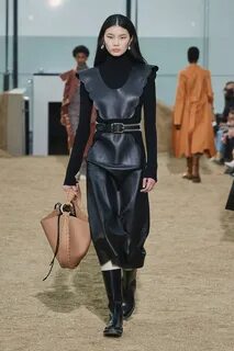 Outfit vestito e sales stivali.