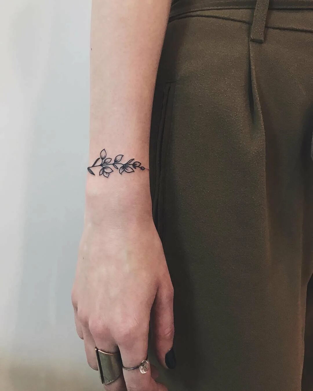 тату браслет на руке женские. тату браслет на запястье для девушек. тату запястье женское браслет. тату запястье женское браслет. тату браслет на запястье.