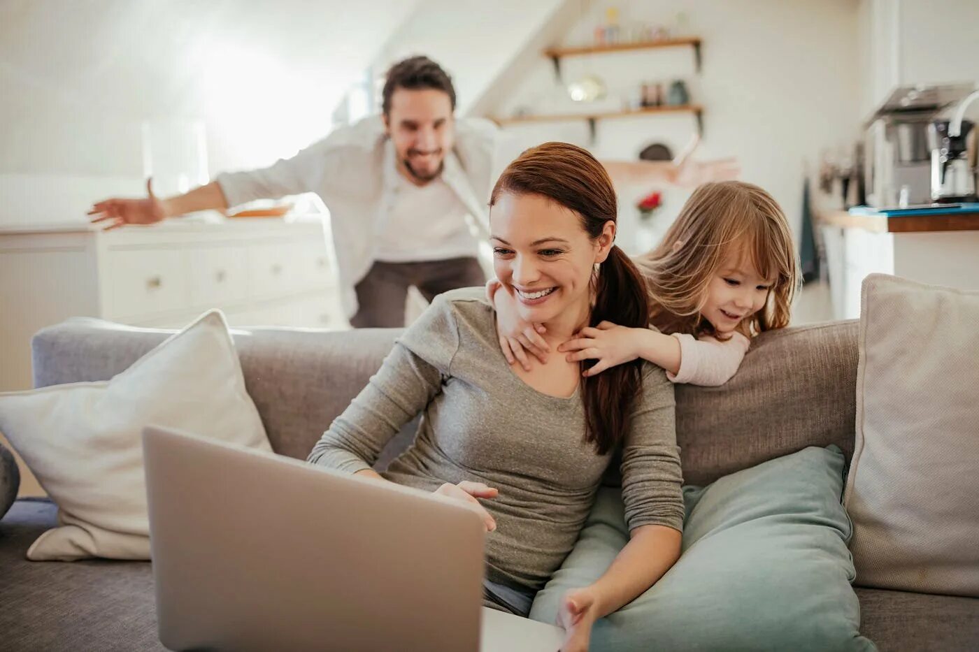 To stay at home working. Семья, дом. Человек в доме. Семья в квартире. Счастливые люди в квартире.