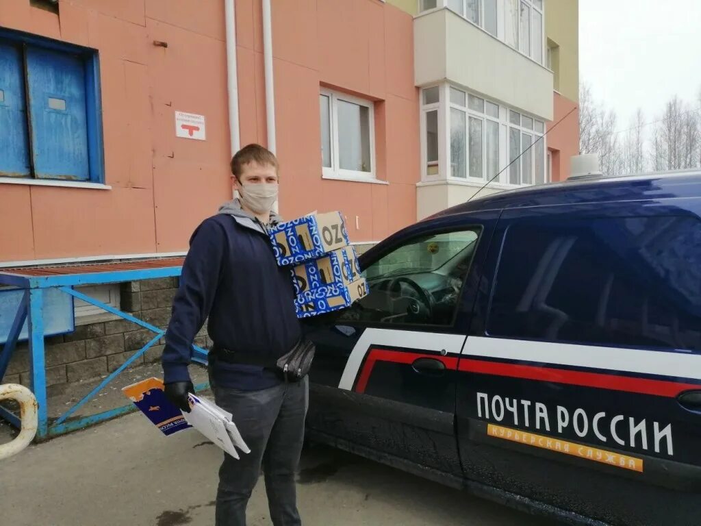 В какое время разыгрывается почтальон. Почта россии. курьер в россии. доставщик почты россии. почтальон россии.