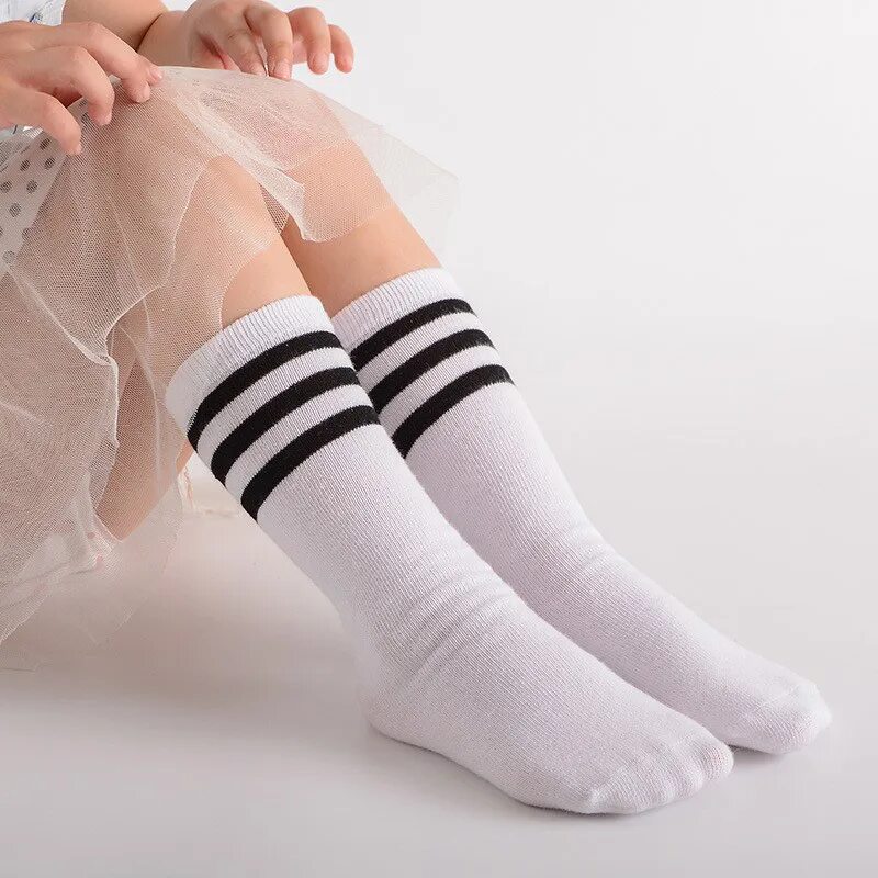 White socks girl. Гольфы детские. Спортивные гольфы детские. Мальчик в белых гольфах. Носки белые спортивные.