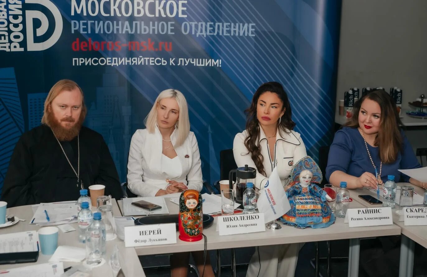 День рождения банка возрождение. Хор возрождение москва меридиан. Выставка в церкви. Фестивали в москве. Большой златоустинский переулок д 6 стр 1 казначейство.