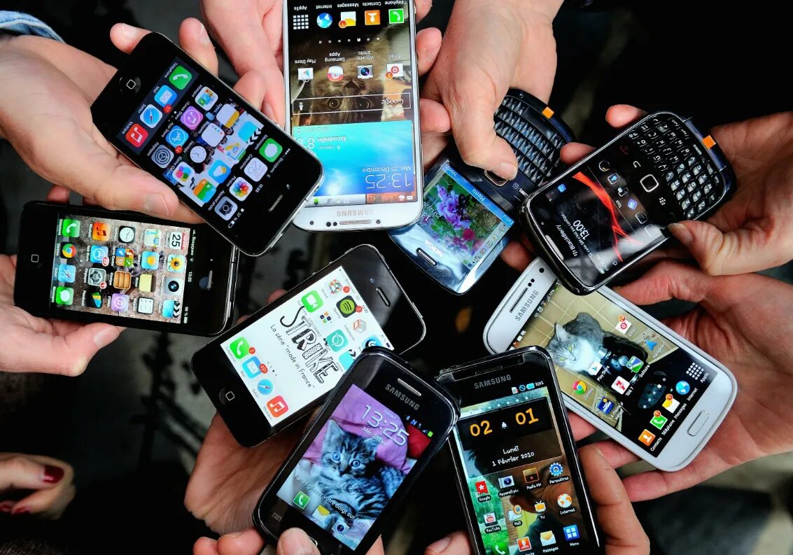 Телефон много памяти. Разные смартфоны. Много телефонов. Современный мобильный телефон. Покажи айфон.