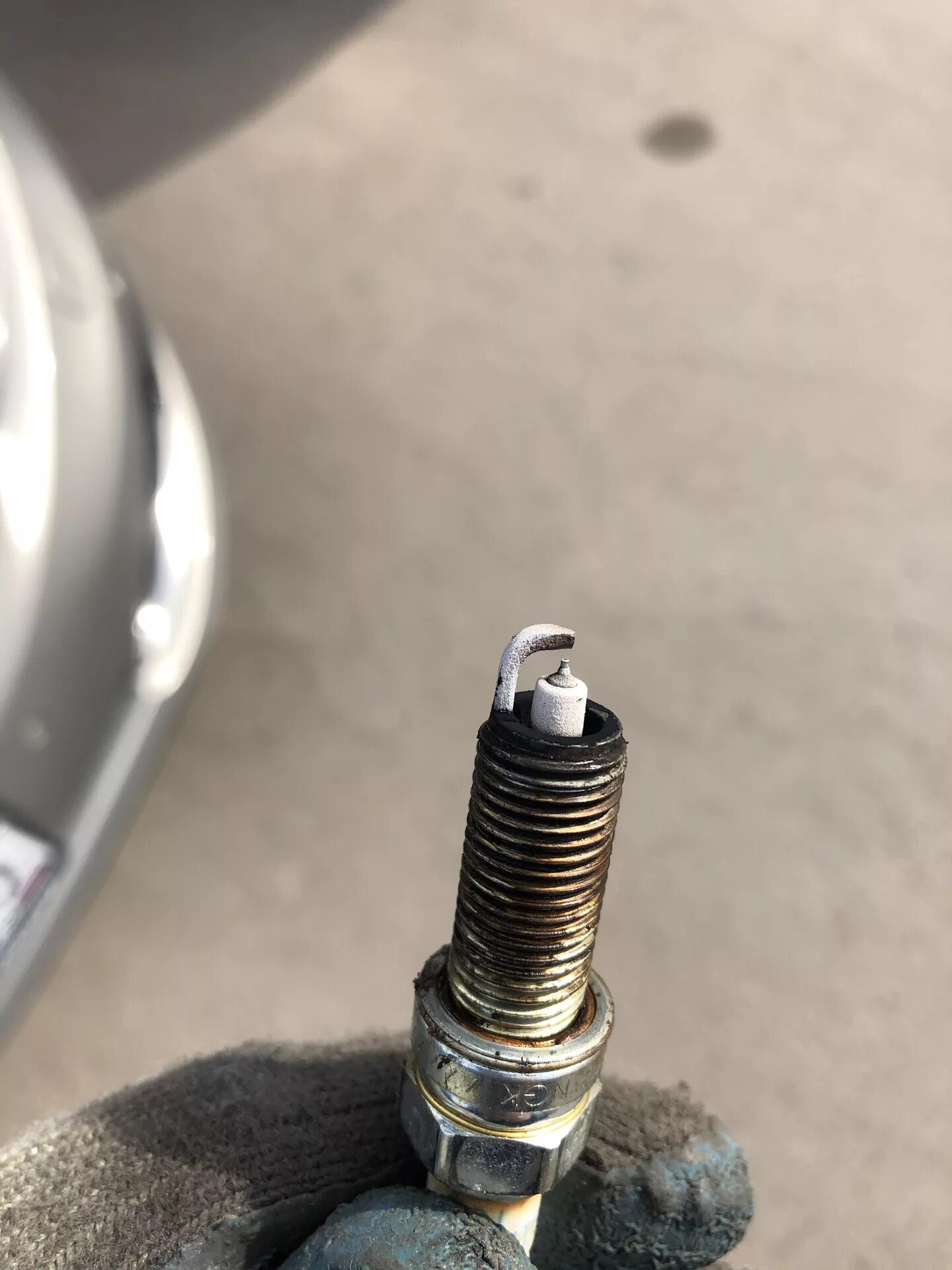 Нормальный цвет свечей зажигания ваз 2109. Белые свечи зажигания инжектор. Белый нагар на свечах мерседес 210. Белые свечи зажигания инжектор. Налет на свечах.