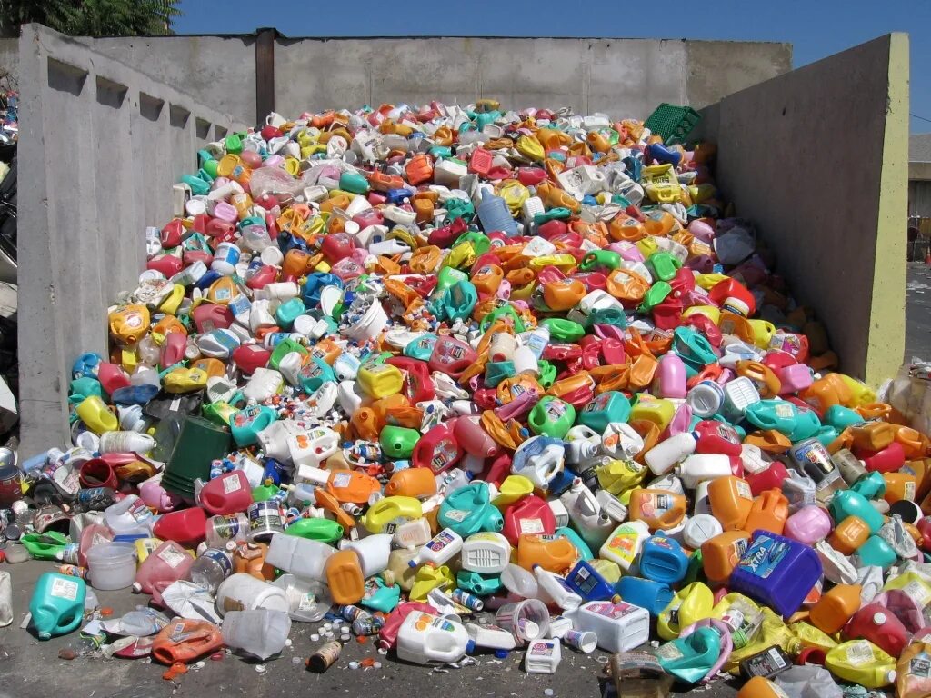 Пластиковый мусор. Отход пластмасса. Переработка пластика. Утилизация пластиковых бутылок. Пластиковые отходы.