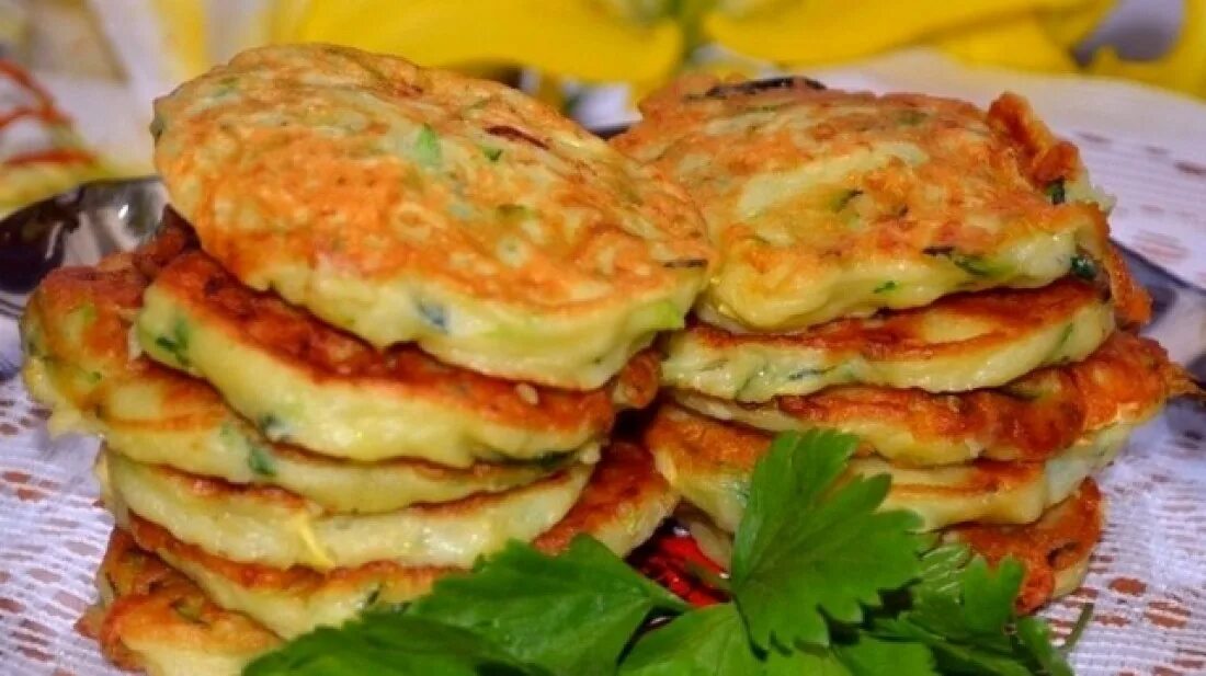 Оладьи из кабачков с сыром и чесноком. Кабачки с сыром на сковороде. Оладьи из кабачков рецепты быстро фото. Оладьи из цукини. Оладьи с сыром.