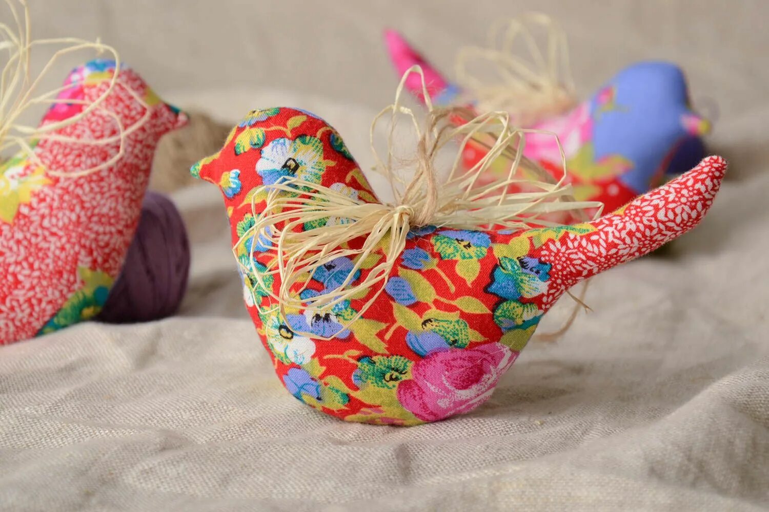 Птица оберег из ткани. Мастер класс птичка веснянка. Птичка из ткани. Поделка птица. Птичка из лоскута.