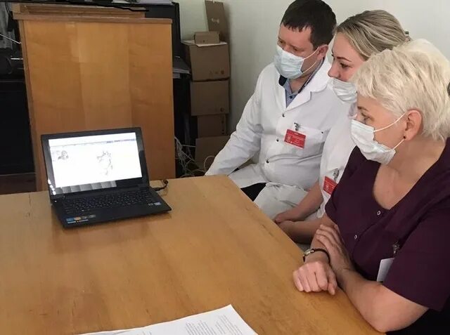 учительница врач. женщина врач в помощницами. участковая медицинская сестра врача общей практики. медсестра в больнице. медсестра терапевта в поликлинике.