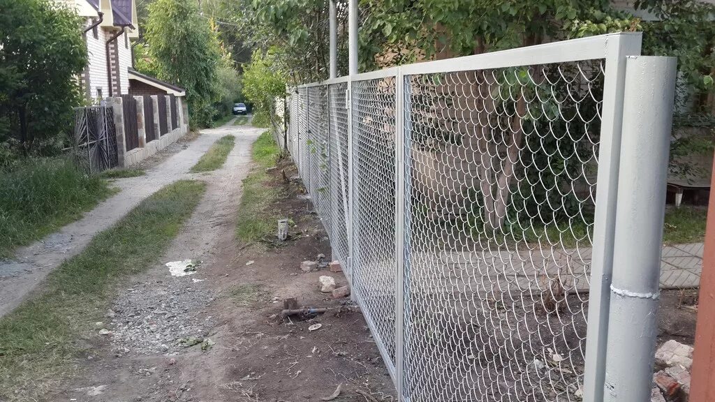 Забор сетка рабица уголке. Ограждения из сетки рабицы (секция 3300*2100). забор из сетки рабицы секционный. заборная секция из сетки рабицы. секции из рабицы для забора.