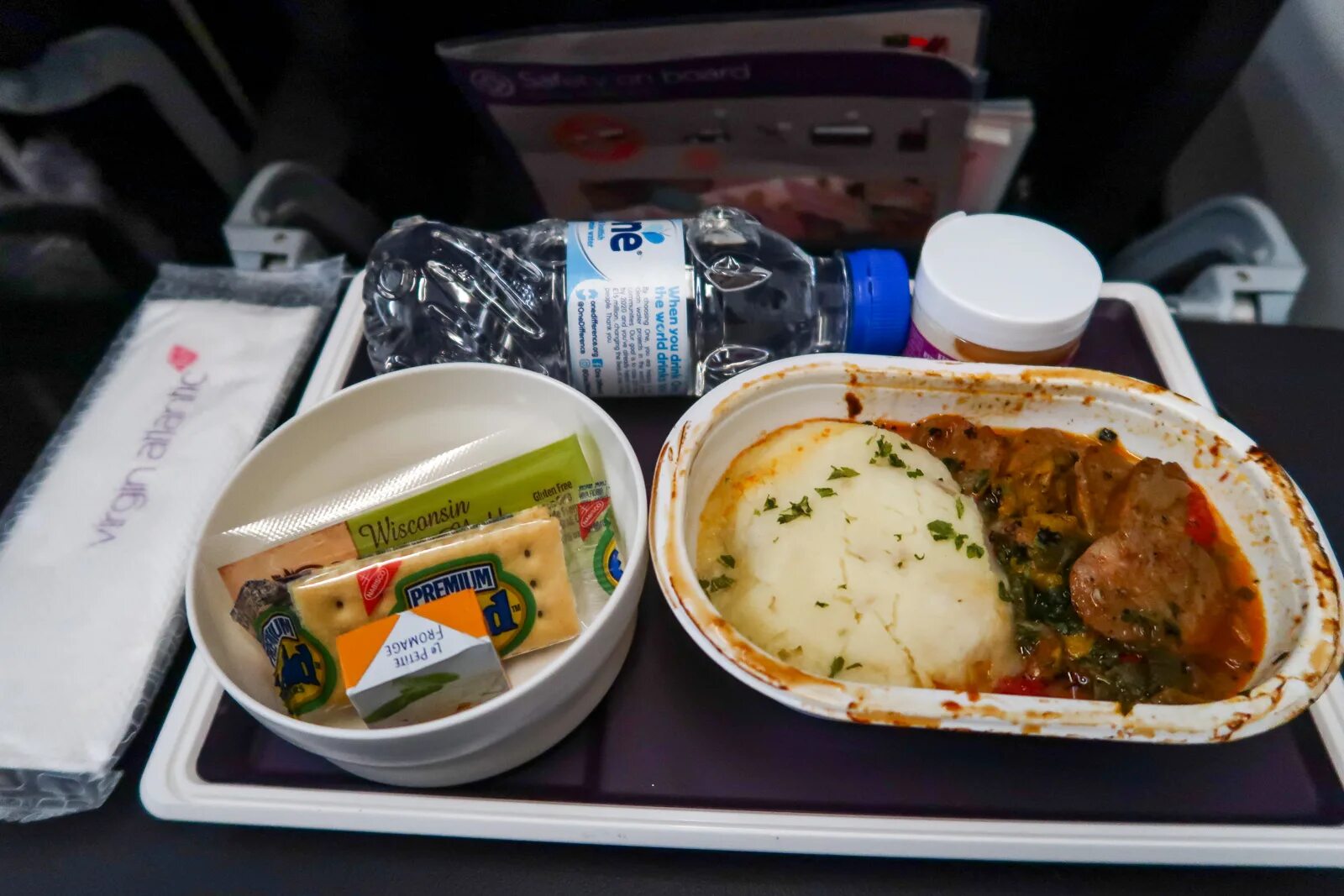 Победа можно ли еду. S7 Airlines бизнес класс питание. S7 Airlines обеды эконом класса. Azimuth Airlines бортовое питание. Еда в самолете эконом класса s7.