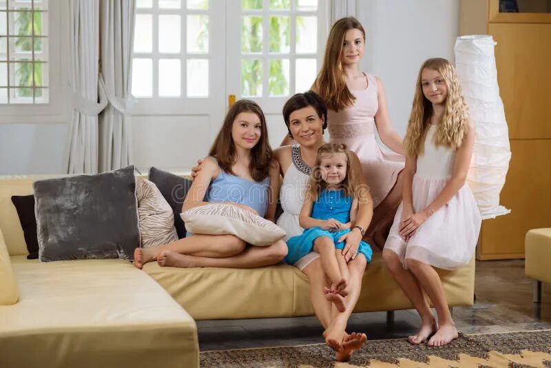 Мама с дочь 4. Мама и четыре дочки картинки. Многодетная мама. Мама 15. Мама с дочь 4.