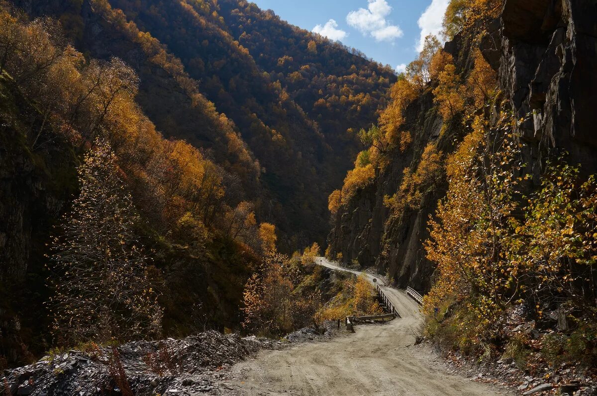Черекское ущелье кабардино-балкария. Узкое горное ущелье. Узкий проход. Ущелье салтинская теснина. Водопад горельник.