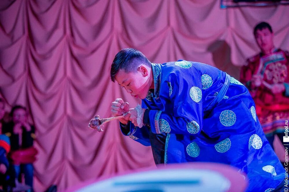 Чингис сагалуев. Hээр шаалган. Hээр шаалган разбивание хребтовой кости. Разбивание хребтовой кости бурятия соревнования. Hээр шаалган.