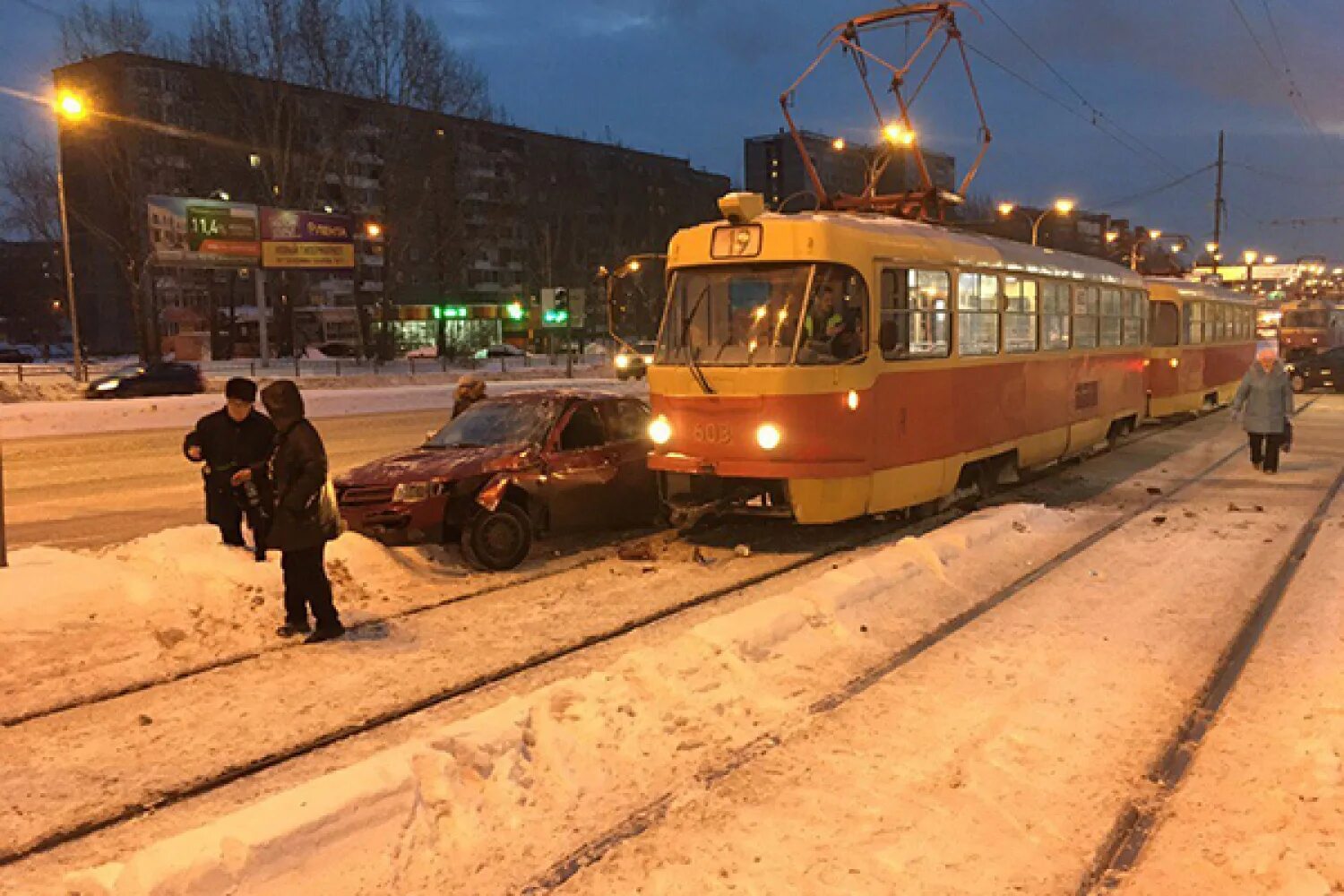 Трамвай 19 маршрут остановки. 19 Трамвай Екатеринбург. Уралмаш трамвай ЕКБ. Уралмаш 43 с трамваем. Трамвай Екатеринбург зима.