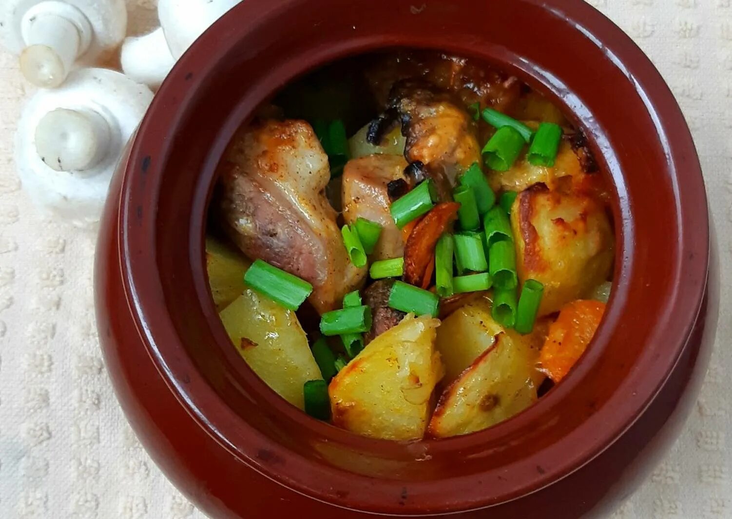Мясо с картошкой в горшочке со сметаной. Чанахи в горшочках с мясом и грибами. чанахи в горшочках в духовке из курицы. жаркое в горшочках в духовке с мясом и картошкой. говядина в горшочках с овощами.