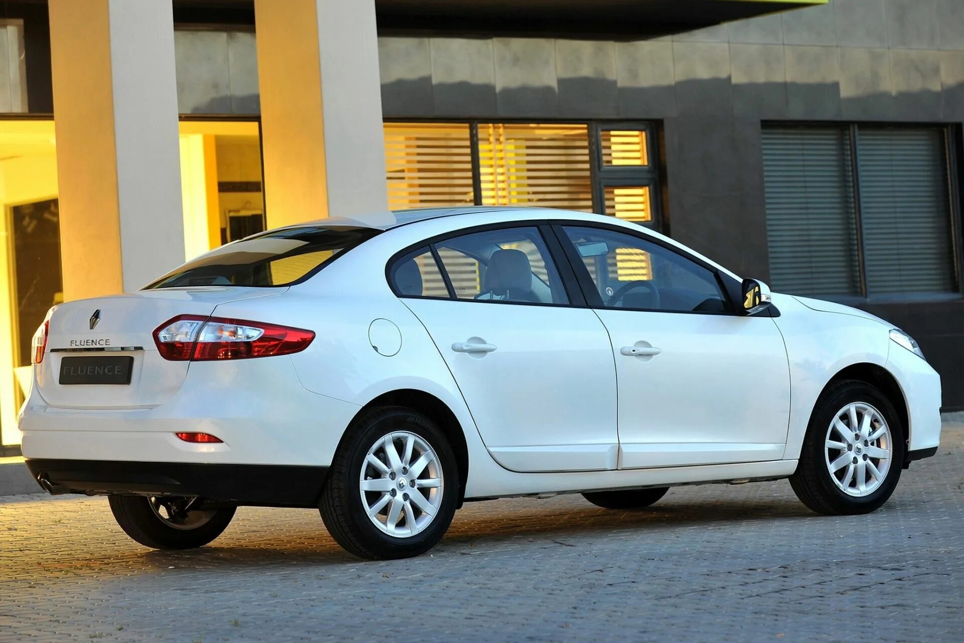 Megane fluence. Renault Fluence 1. Renault Fluence 2010. Рено Флюенс 2. Рено Флюенс седан 2010.