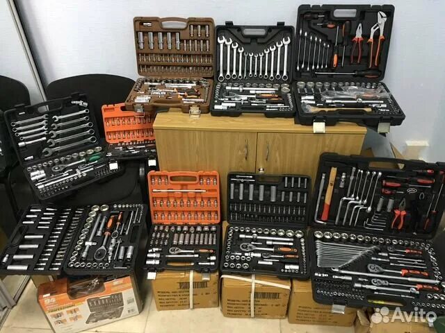наборы инструментов на складе много. инструменты со склада. магазин стройматериалов. стенд для инструмента в гараже. склад инструментов.