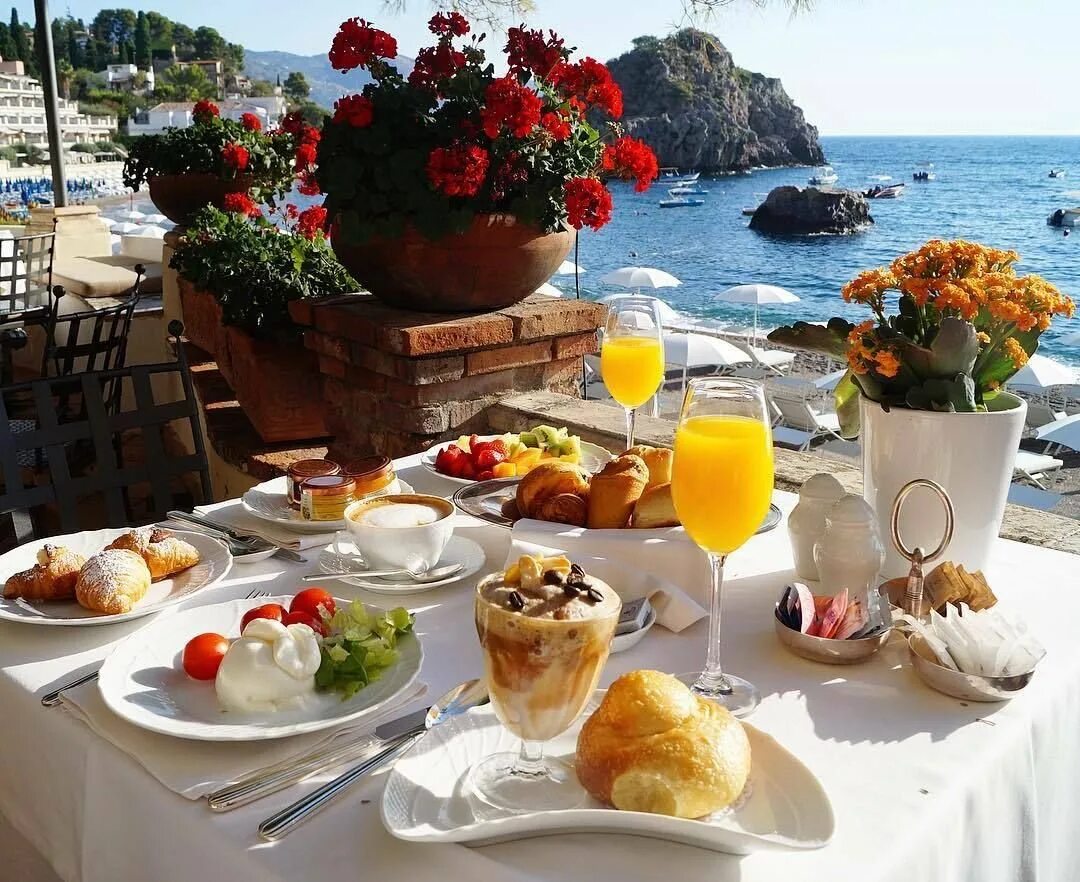 Красивый завтрак. Столик у моря. Завтрак на террасе с видом на море. Красивый завтрак на берегу моря. Завтрак в летнем кафе