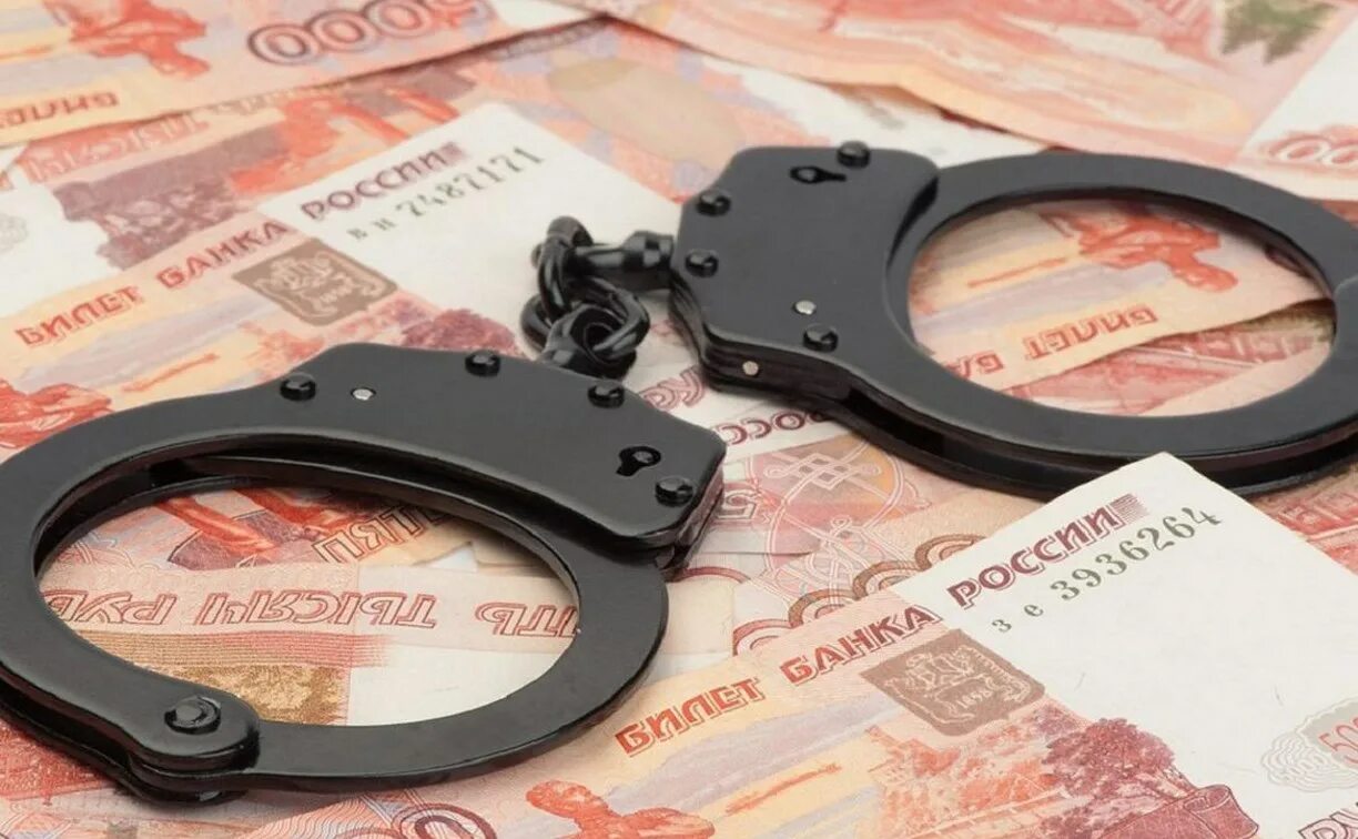 Подозрению в мошенничестве карта. Деньги наручники. Коррупция наручники. Мошенничество в особо крупном размере. Взятка деньги наручники.