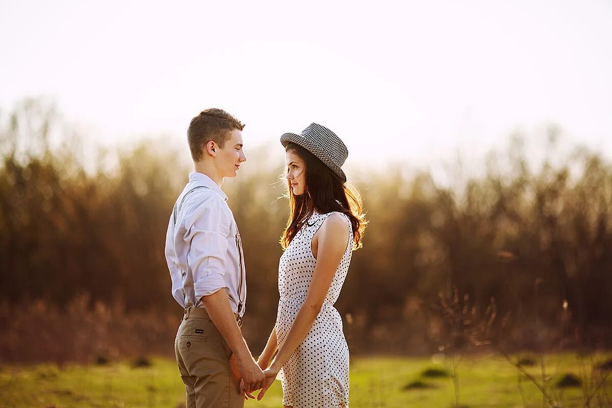 Love story сайт. Фотосессия пары. Фотосессия Love story на природе. Романтическая фотосессия на природе. Лав стори фотосессия летом.