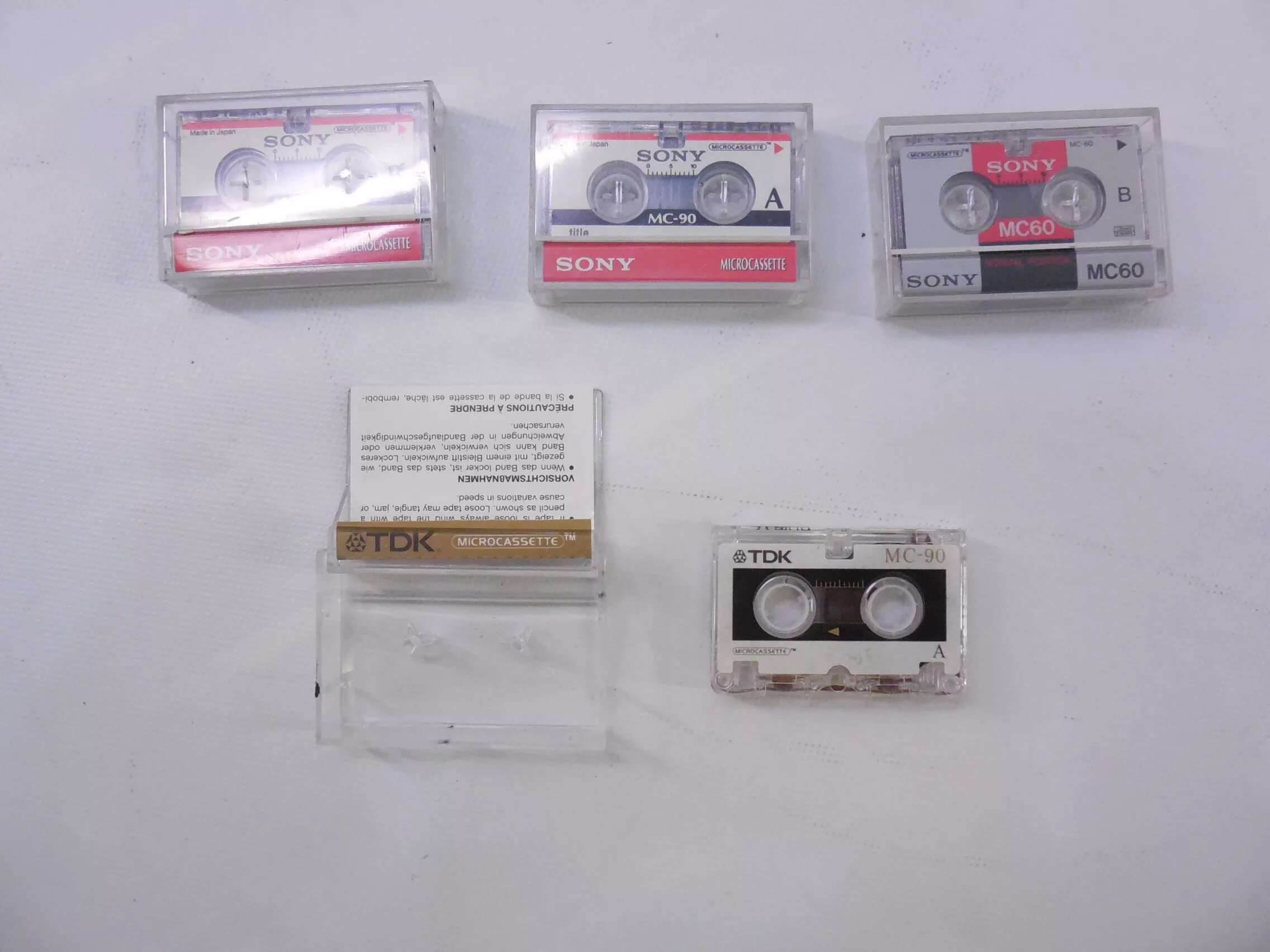 Кассета mini. Sony Microcassette MC-90. Кассета для диктофона м60. Мини кассета и микрокассета. Плеер кассетный микрокассета.