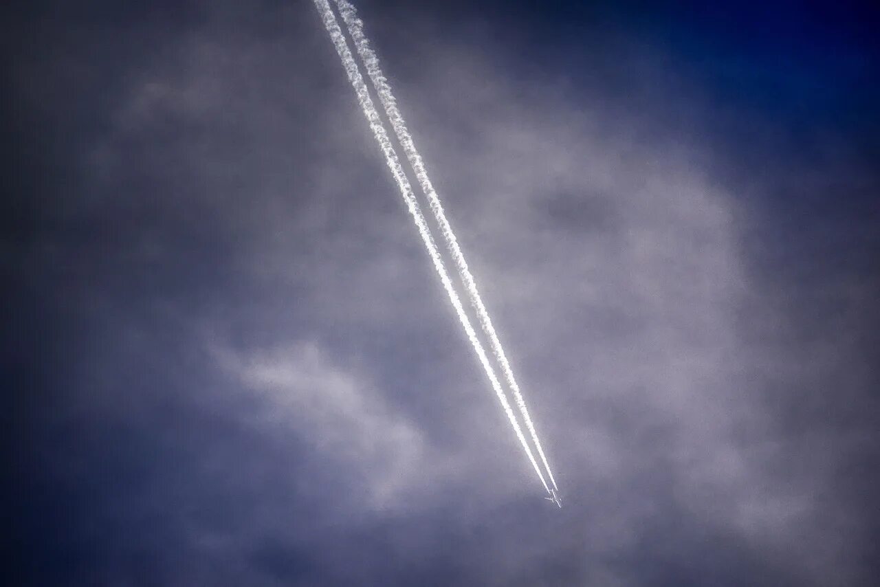 Почему след от самолета. Химтрейлы Вьетнам. АН-124 инверсионный след. Химтрейлы над Новосибирском 2022. След от самолета.